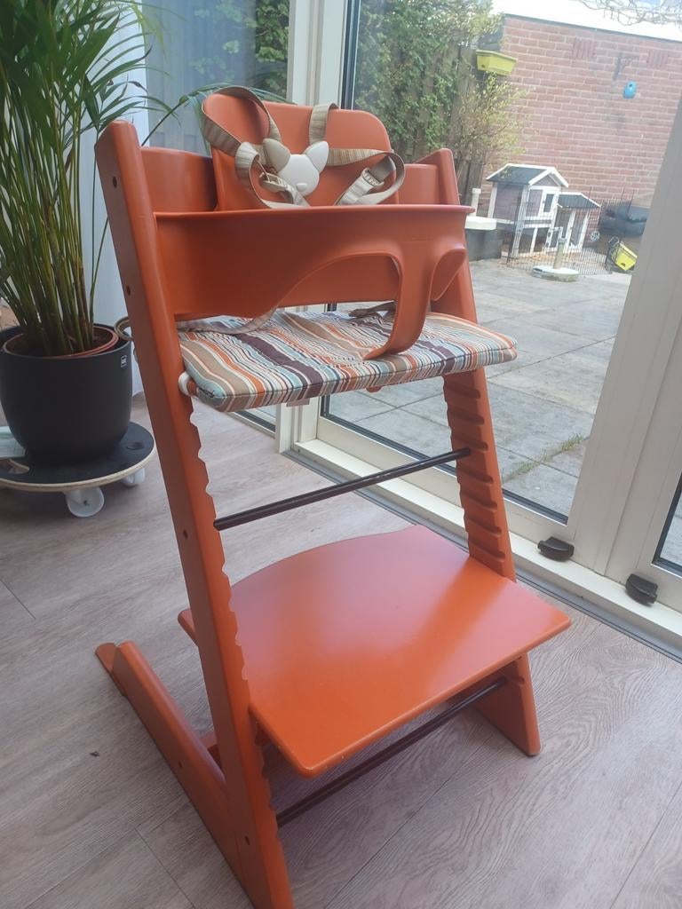 Oranje Stokke Tripp Trapp met tuigje in zeer nette staat, Kinderen en Baby's, Kinderstoelen, Ophalen, Zo goed als nieuw, Meegroeistoel