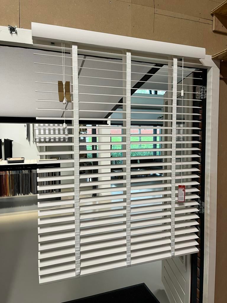 Witte en grijze houten jaloezieën - ZIE ALLE MATEN, 150 tot 200 cm, Nieuw, Ophalen of Verzenden, Grijs