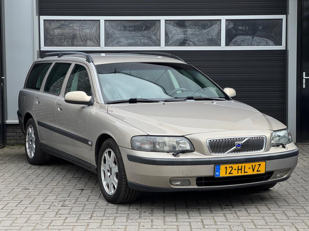 Volvo V70 2.4 T Comfort Line Automaat, Cruise, NAP, Beige, 2435 cc, 1570 kg, 102 €/maand