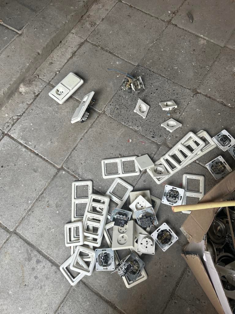 Partij gebruikte stopcontacten, schakelaars en lamp, Ophalen, Gebruikt, Schakelaar