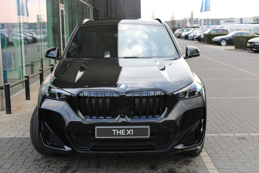 BMW X1 xDrive25e High Executive M Sport Automaat / Panoramad, Zwart, Zwart, Bedrijf, 3 cilinders