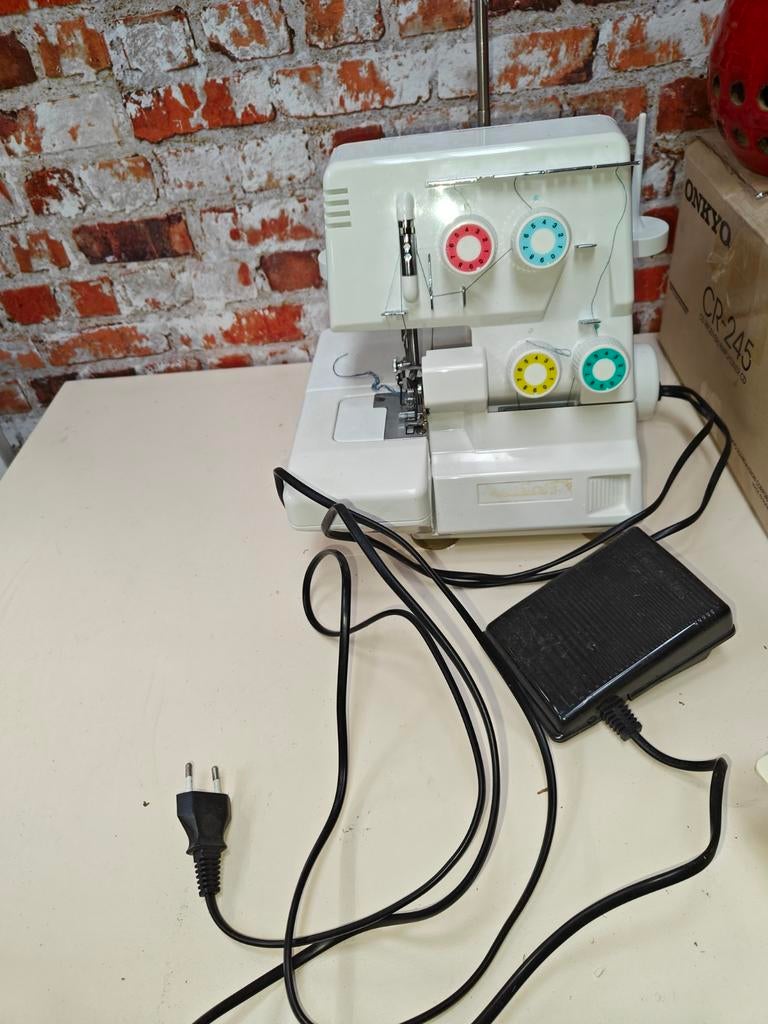 Medion lockmachine, Hobby en Vrije tijd, Overige merken, Ophalen of Verzenden, Lockmachine, J