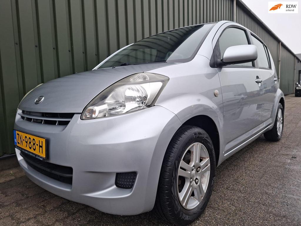 Daihatsu Sirion 2 1.3-16V Prestige Limited Nieuwe APK, Auto's, Daihatsu, Voorwielaandrijving, Euro 5, Gebruikt, 31 €/maand