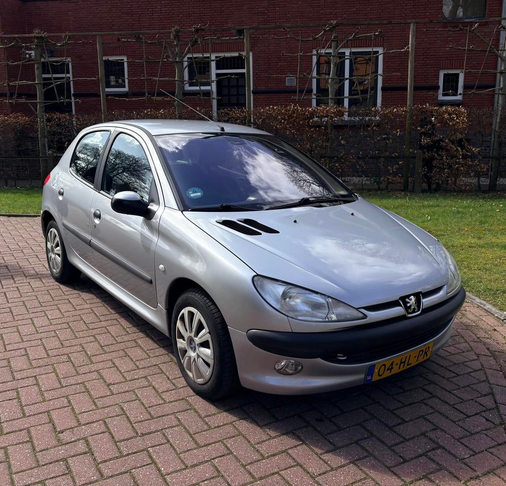 Peugeot 206 Gentry 1.4 -1ste eigenaar – APK tot april 2027!, Auto's, Voorwielaandrijving, 4 cilinders, Origineel Nederlands, Particulier