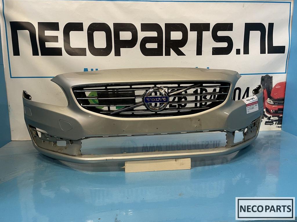 VOLVO V60 S60 CROSS COUNTRY BUMPER VOORBUMPER GRILL ORIGINE, Ophalen of Verzenden, Gebruikt, Volvo, Spatbord