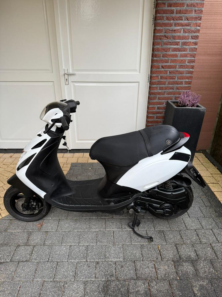 Piaggo zip 4 takt, Fietsen en Brommers, Scooters | Piaggio, Ophalen, Zo goed als nieuw, Benzine, Zip