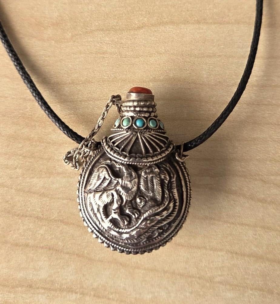 Tibetaans zilveren snuifflesje, parfumflesje bewerkt vintage, Ophalen of Verzenden, Zo goed als nieuw