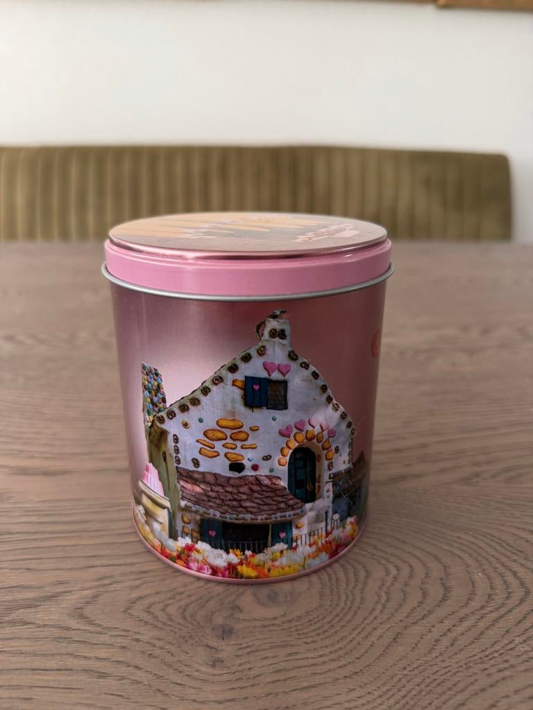 Efteling koekblik met huisje en pudding op de deksel, Verzamelen, Efteling, Ophalen of Verzenden, Zo goed als nieuw, Gebruiksvoorwerp