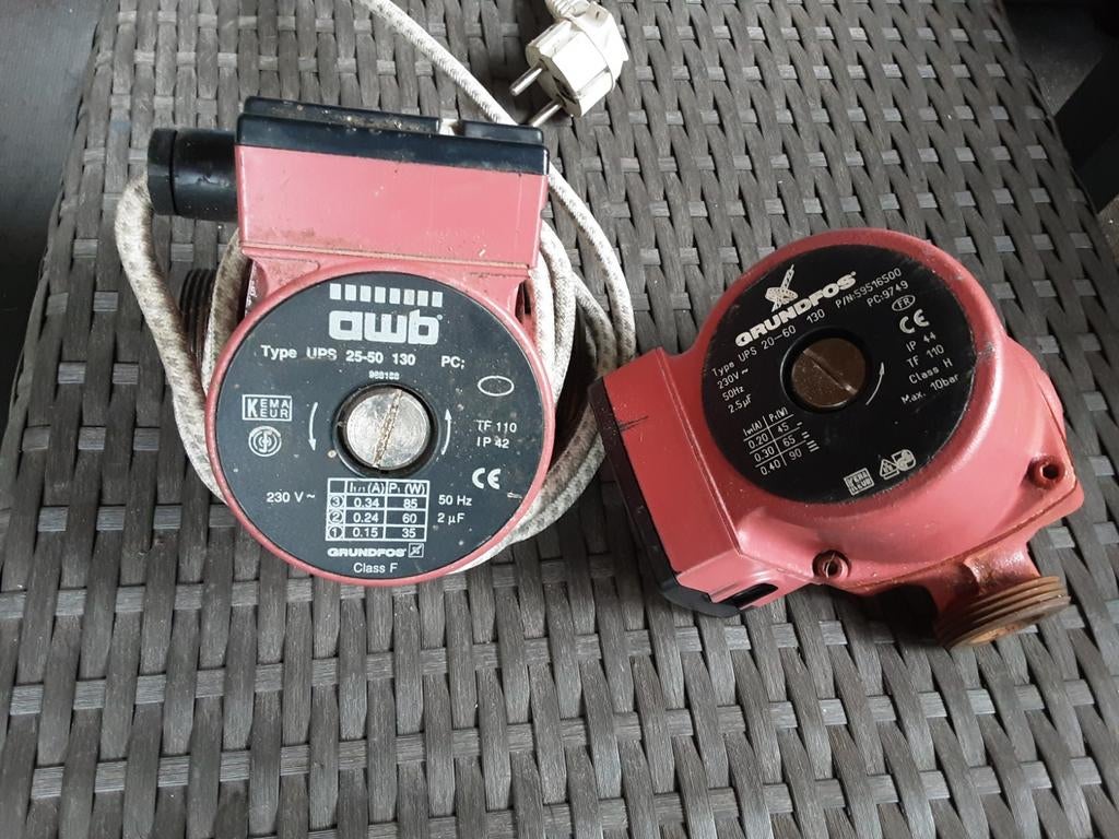Twee CV pompen, Grundfos en OWB, Doe-het-zelf en Verbouw, Verwarming en Radiatoren, Minder dan 30 cm, Overige typen, Minder dan 60 cm