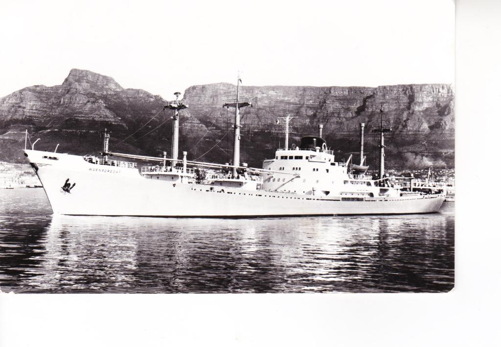 M.S."Woensdrecht"bij Kaapstad. PHs.Van Ommeren. 31-03, Verzamelen, Scheepvaart, Ophalen of Verzenden, Zo goed als nieuw, Motorboot