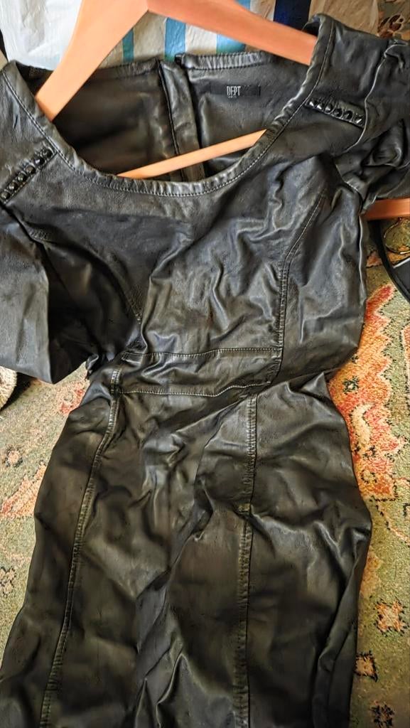 Zwarte nep leren jurk Dept, Kleding | Dames, Jurken, Ophalen of Verzenden, Zo goed als nieuw, Zwart, Boven de knie