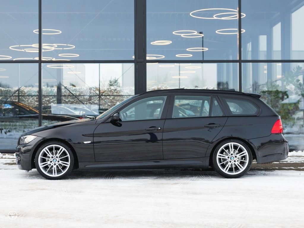 Bmw 3-SERIE 325i Touring LCI M-sport Aut. - Pano, TOP!, Achterwielaandrijving, Gebruikt, Met garantie (alle), 218 pk