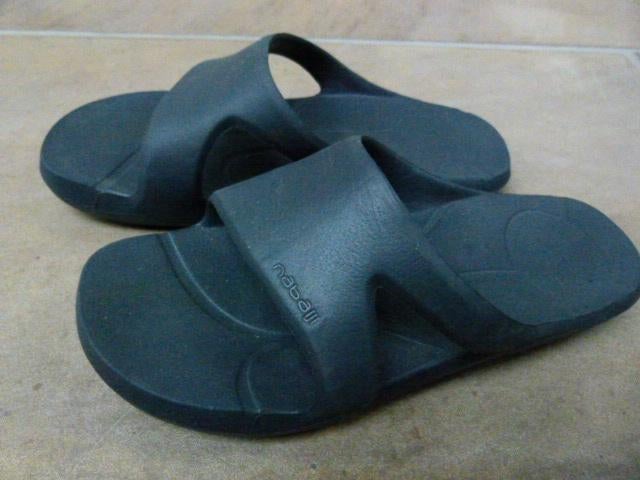 Nabaiji blauwe slippers, maat 34 35 badslippers, Nabaiji, Jongen of Meisje, Overige typen, Ophalen of Verzenden