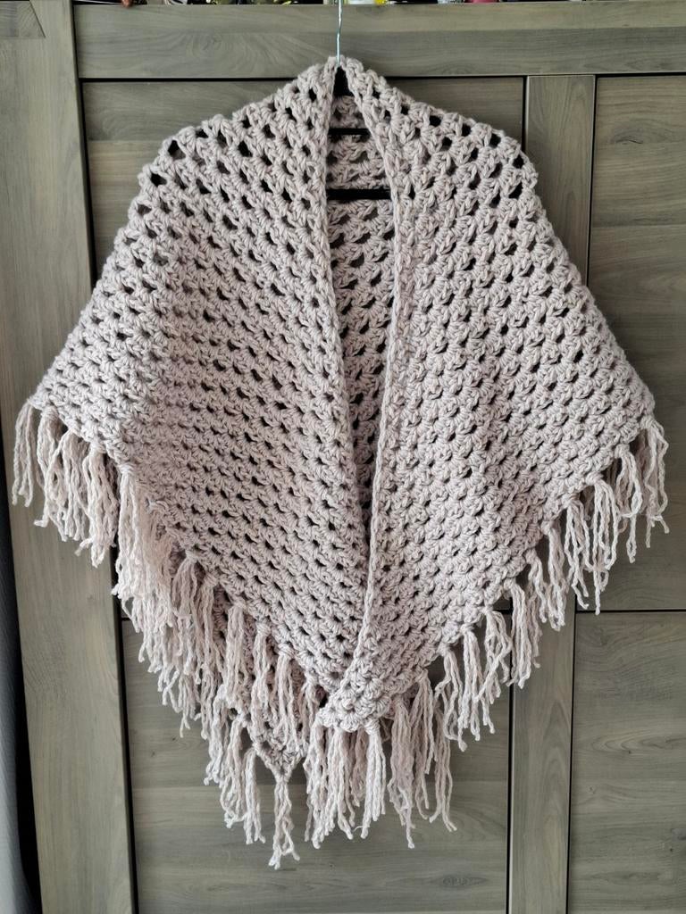 Gehaakte omslagdoek Rustique, Kleding | Dames, Mutsen, Sjaals en Handschoenen, Maat 42/44 (L), Nieuw, Ophalen of Verzenden, Handgemaakt