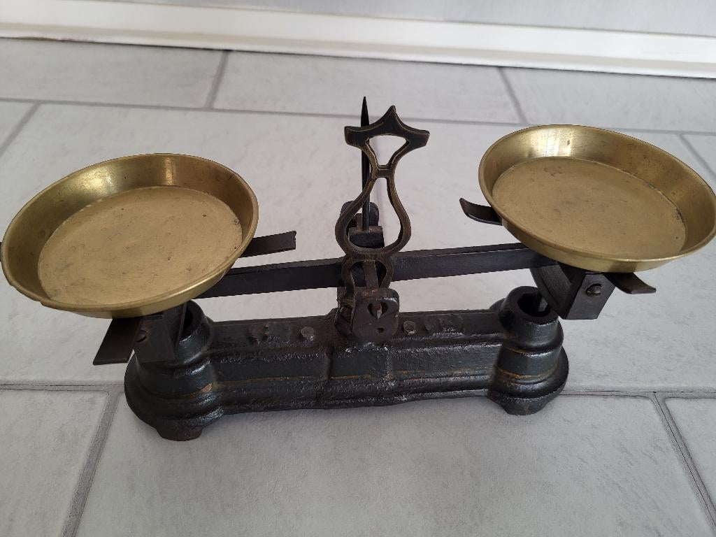 Antieke vintage weegschaal met gewichtjes., Witgoed en Apparatuur, Weegschalen, Gebruikt, Analoog, Winkelweegschaal, 500 gram of grover