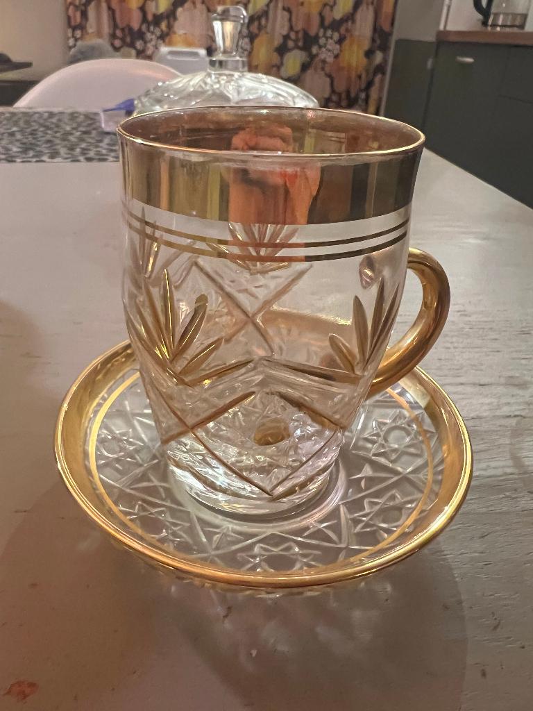 Vintage goudkleurig kop en schotel turks theeglas gegraveerd, Ophalen of Verzenden, Overige stijlen, Kop(pen) en/of Schotel(s)