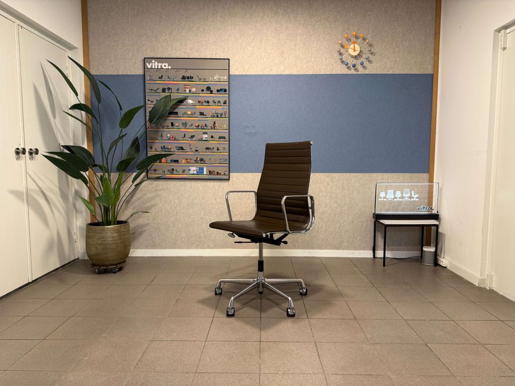 Vitra | Eames | EA119 | Bruin Leder & Chrome | 4x, Huis en Inrichting, Bureaustoelen, Vitra, Gebruikt, Bruin, Ophalen of Verzenden