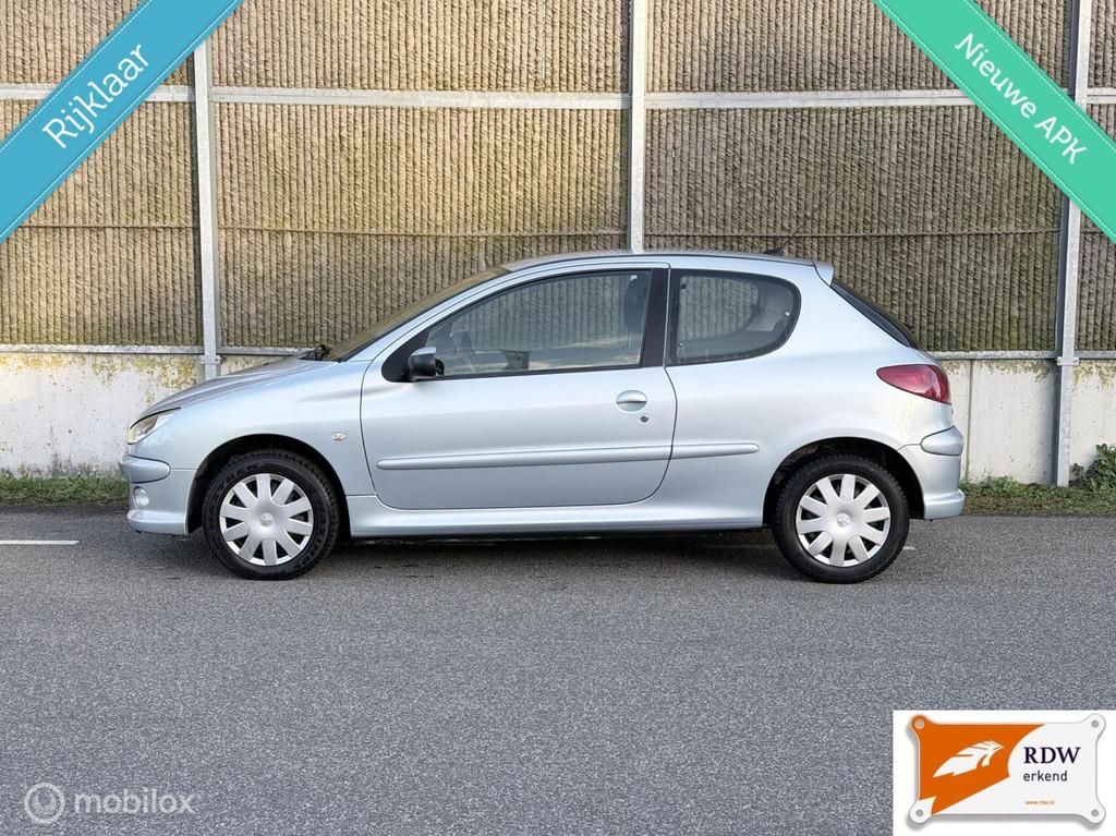 Peugeot 206 1.4 Air-line 3 NAP/AIRCO/NWE APK/NETTE AUTO, Voorwielaandrijving, 31 €/maand, 4 cilinders, Origineel Nederlands