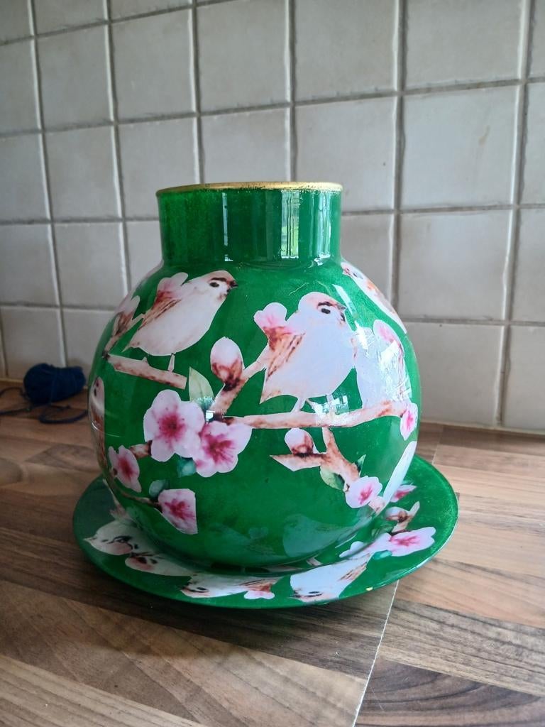 Groene vaas met vogel- en bloesemdecoratie, Huis en Inrichting, Woonaccessoires | Vazen, Overige materialen, Ophalen of Verzenden