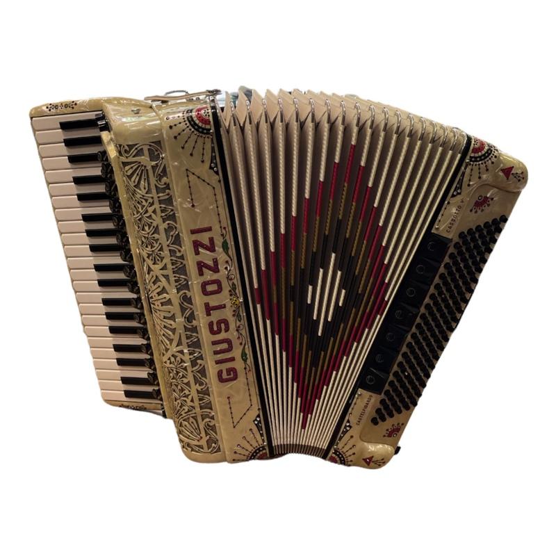 Giustozzi Castelfidado cassotto V 120, Muziek en Instrumenten, Accordeons, Overige merken, Gebruikt, Met koffer, 120-bas