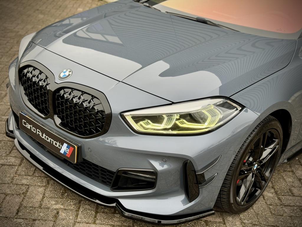 BMW 1-serie 118i M-PERF. M135 PANO|SCHAALSTOEL|H/K|HUD VOL!, Gebruikt, Alcantara, Origineel Nederlands, 3 cilinders