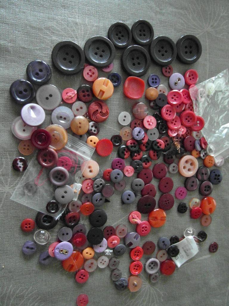 grote partij knopen in rood paars oranje roze allerlei maten, Ophalen of Verzenden, Zo goed als nieuw, Knoop of Knopen