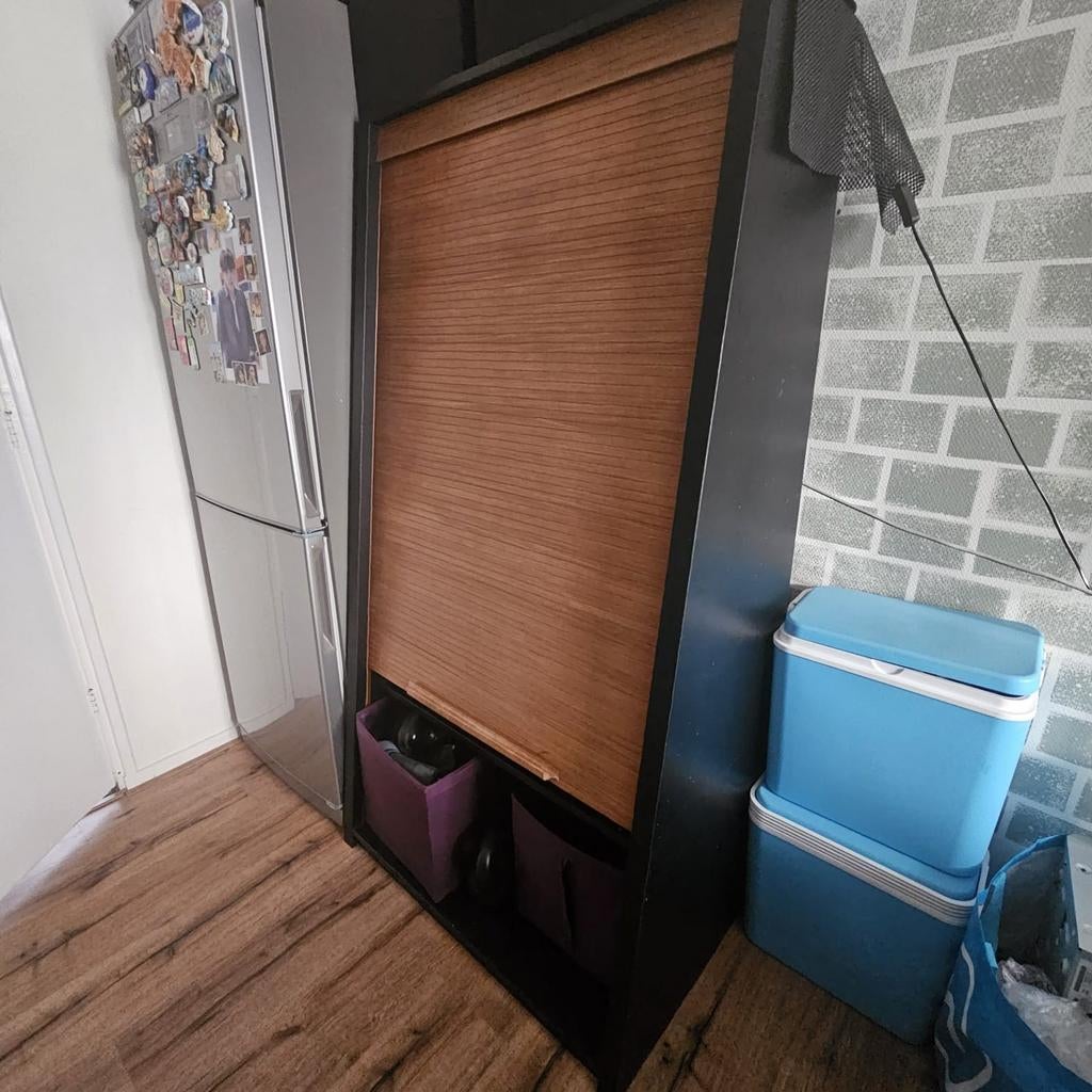 GRATIS Stevige hardhouten kast met rolluikdeur en 4 schappen, Huis en Inrichting, Kasten | Boekenkasten, Ophalen, 50 tot 100 cm