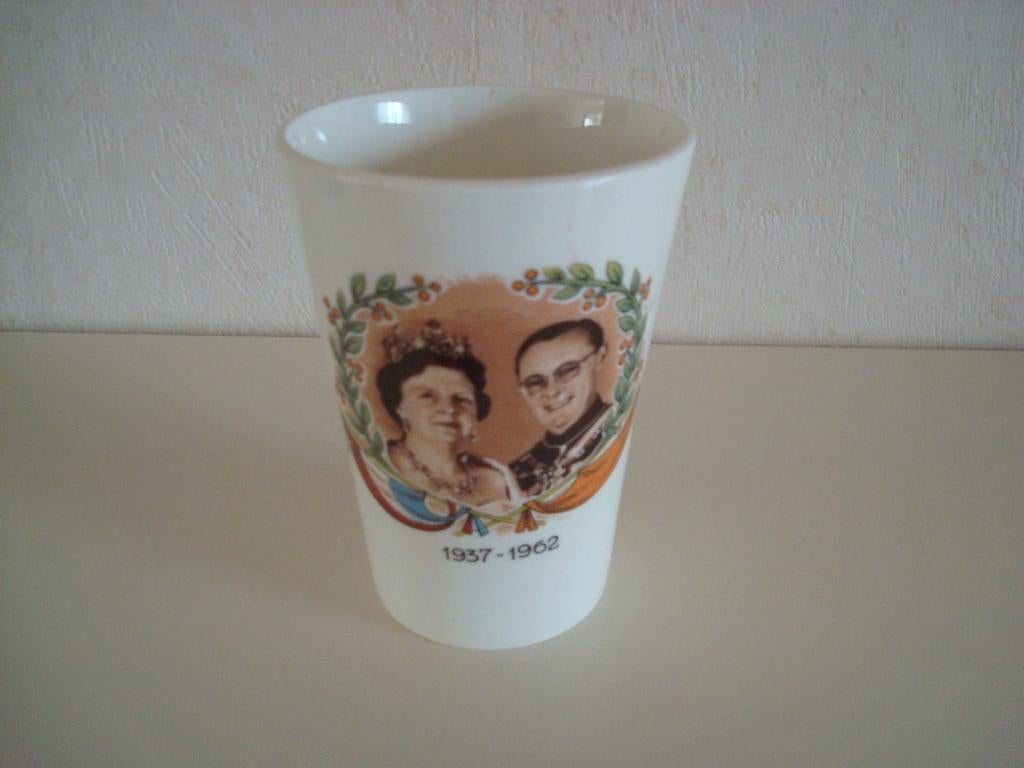 Beker 25 jaar Juliana - Bernhard. Koninklijk, Verzamelen, Koninklijk Huis en Royalty, Ophalen of Verzenden, Zo goed als nieuw