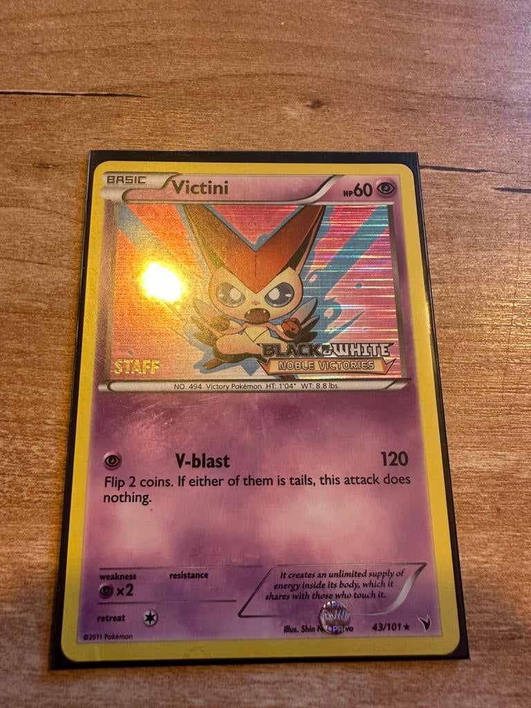 Victini Pokemon 43 2011 Holo Staff Black & White! Zeldzaam !, Hobby en Vrije tijd, Verzamelkaartspellen | Pokémon, Ophalen of Verzenden