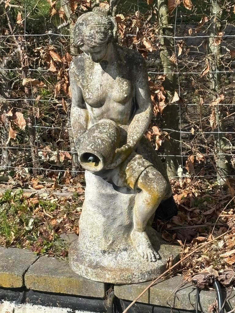 Stenen beeld van vrouw met kruik, Ophalen, Gebruikt, Steen, Mensenbeeld