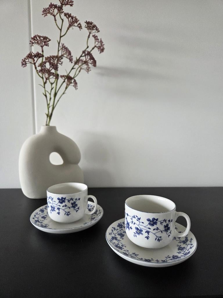 2 vintage theekopjes met schotels  wit met blauwe bloemetjes, Gebruikt, Ophalen of Verzenden, Overige stijlen, Kop(pen) en/of Schotel(s)