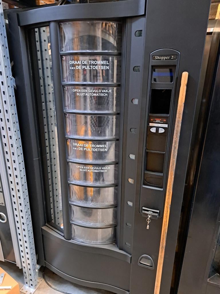 Gekoelde automaat voor aardbeien en kersen, Ophalen