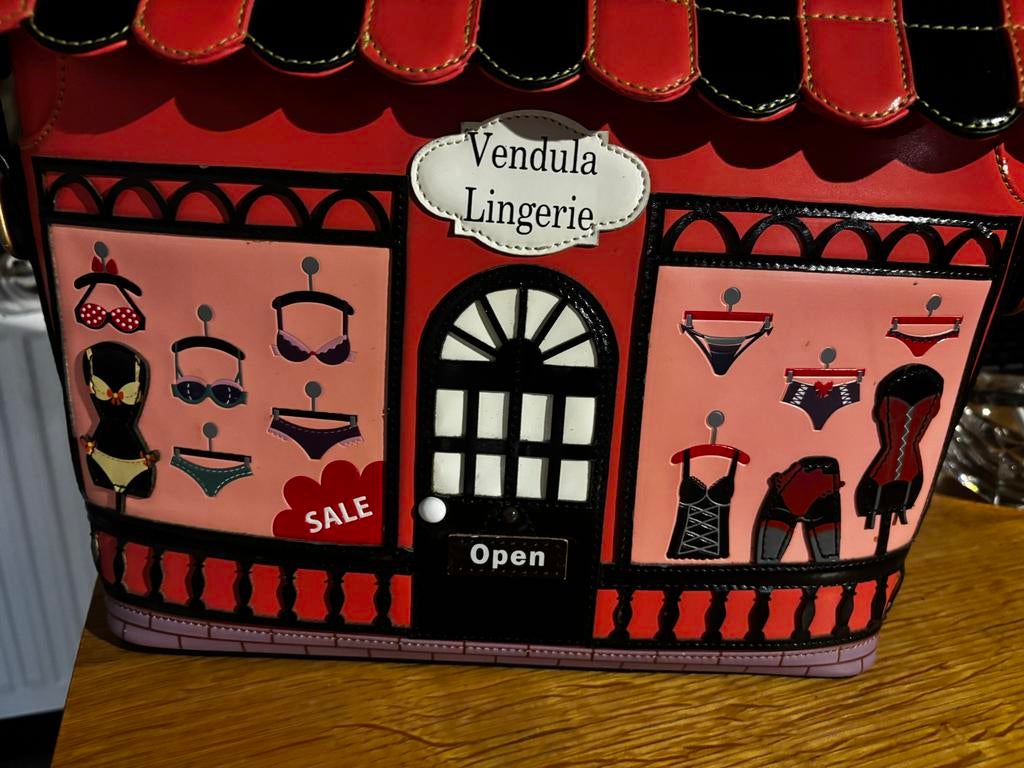 Vendula London Soho Sex Shop Handtas - Uniek Design, Sieraden, Tassen en Uiterlijk, Tassen | Damestassen, Gebruikt, Handtas, Rood