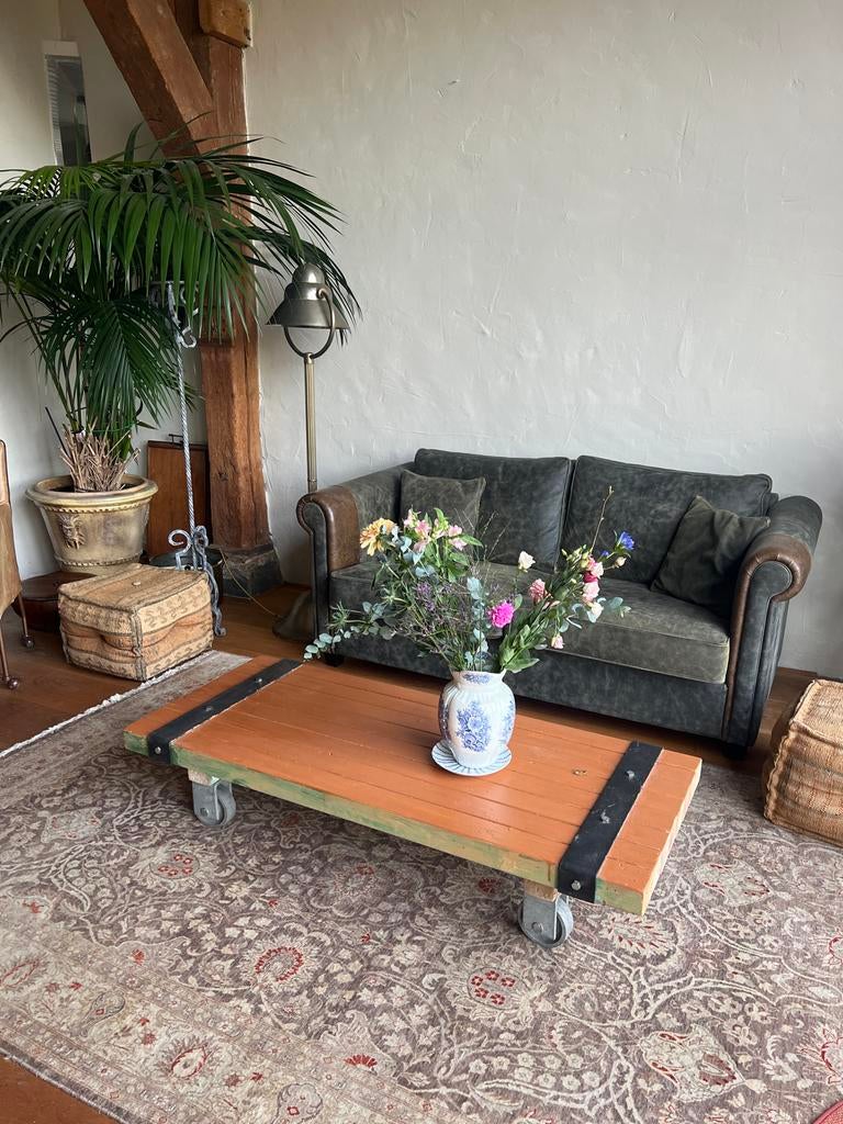 Stijlvolle groene bank met lederen details - pilotenleer, Huis en Inrichting, Banken | Bankstellen, Ophalen, 150 tot 200 cm, Tweepersoons