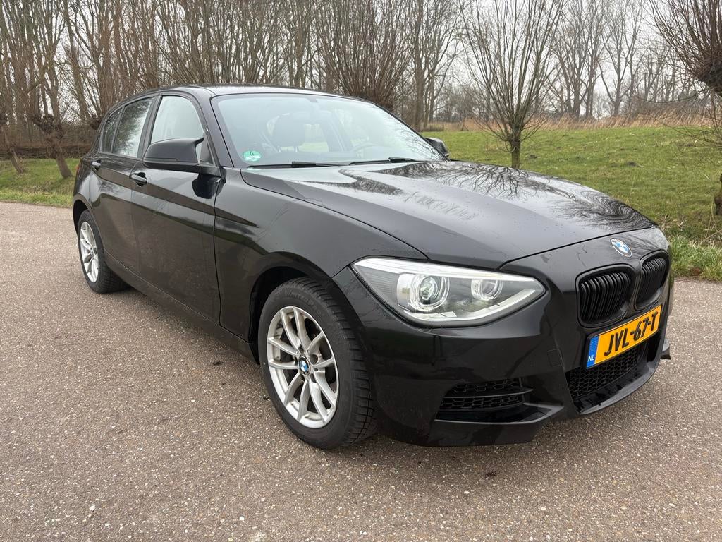 BMW 1-Serie F20 114I  5-DR 2013 Zwart m pakket nieuwe motor, Auto's, BMW, Particulier, 1-Serie, ABS, Airbags, Airconditioning