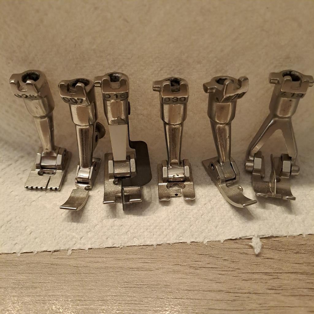 Bernina voetjes 5 stuks. En 25 spoeltjes., Ophalen, Naaimachine, Bernina