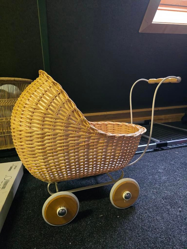 Smallstuff Rotan Poppenwagen, Kinderen en Baby's, Speelgoed | Poppen, Ophalen, Zo goed als nieuw, Babypop