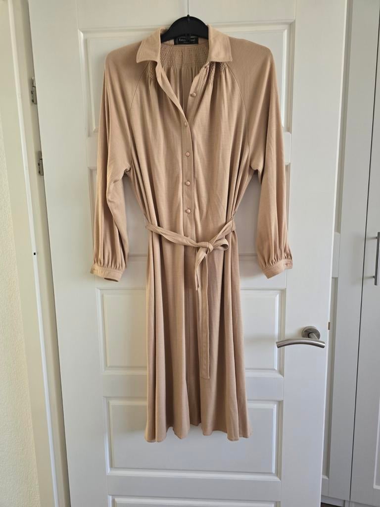 Te koop beige damesjurk, merk Louis Feraud, maat 42. Jurk is, Kleding | Dames, Jurken, Beige, Maat 42/44 (L), Ophalen of Verzenden