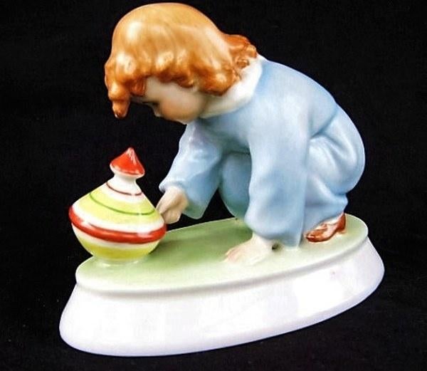 Zsolnay - Sinko - Kind met bromtol (064), Verzamelen, Beelden en Beeldjes, Ophalen, Zo goed als nieuw, Mens