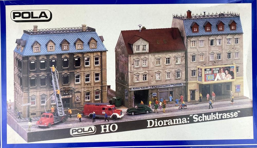 Pola H0 101 - Bouwpakket diorama Schulstrasse in ovp, Hobby en Vrije tijd, Overige merken, Gelijkstroom of Wisselstroom, Brug, Tunnel of Gebouw