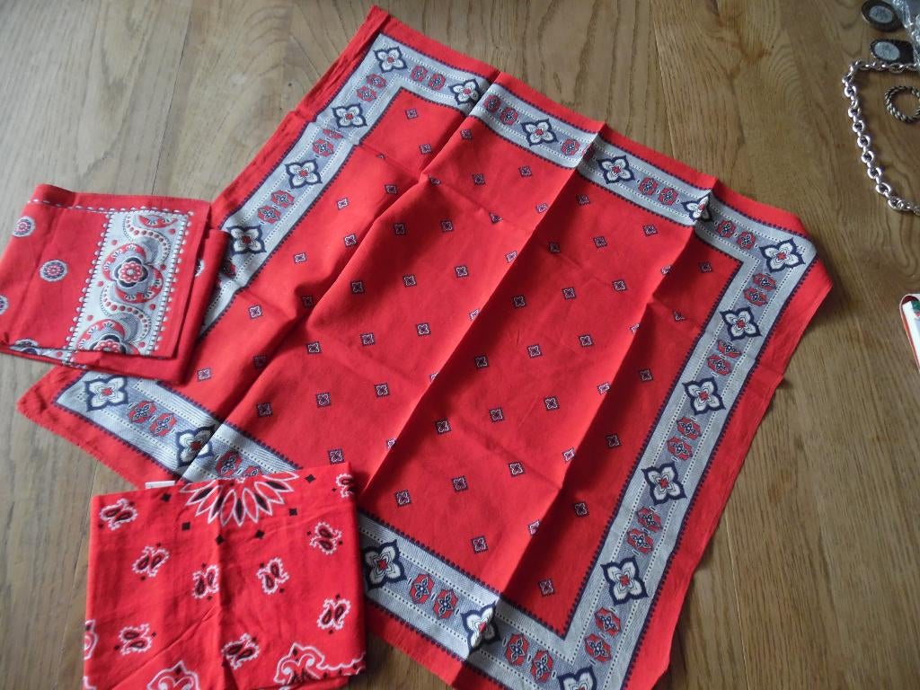 carnavalskleding 3 nieuwe boeren zakdoeken . rood, Carnaval, Maat 46/48 (XL) of groter, Nieuw, ?