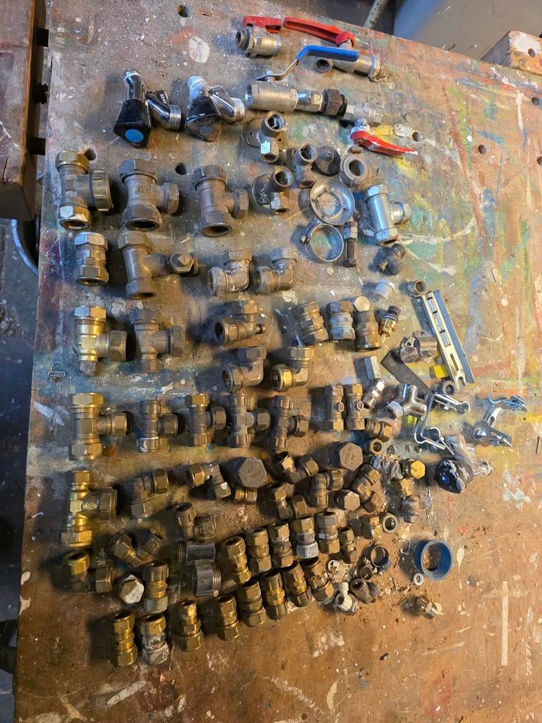 Partij knelkoppelingen gebruikt en verschillende kranen, Doe-het-zelf en Verbouw, Sanitair, Ophalen of Verzenden, Zo goed als nieuw