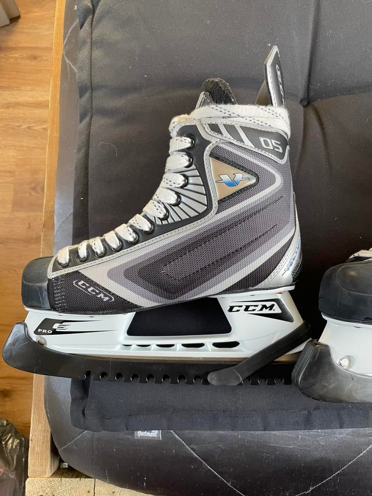 CCM vector 05 PRO, Sport en Fitness, Schaatsen, Zo goed als nieuw, IJshockeyschaatsen, Overige merken, Ophalen of Verzenden
