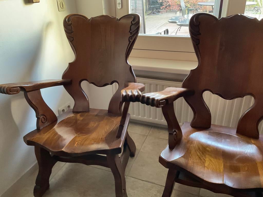 2 oude iepenhouten armstoelen met vingers, Ophalen