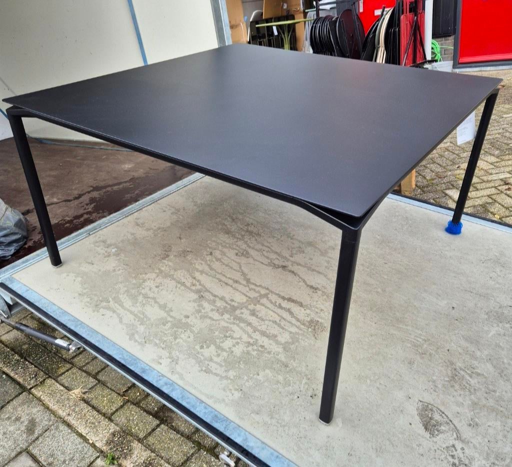 2x demo fermob calvi tafel 140x140 cactus en zwart, Tuin en Terras, Ophalen, Zo goed als nieuw, Rechthoekig