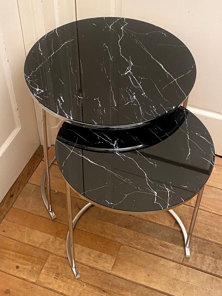 2 glazen bijzet-/nestingtafels, zwart marmer look & chroom, Huis en Inrichting, Tafels | Bijzettafels, Gebruikt, Rond, 45 tot 60 cm
