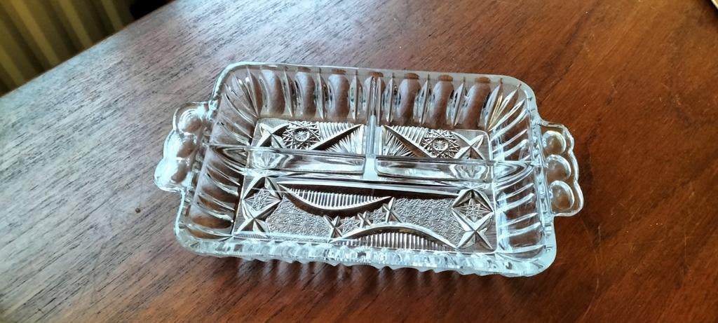 Glazen vintage schaal met vakjes en gravure, Ophalen of Verzenden