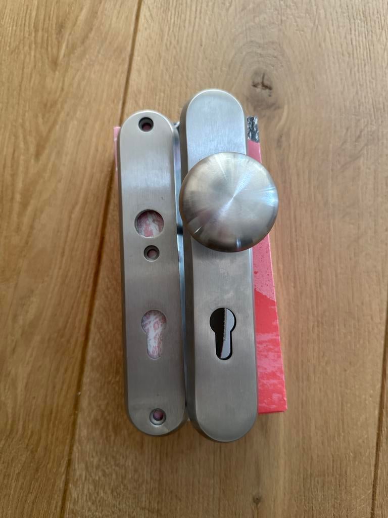 RVS  veiligheidsbeslag voordeur - Klinkstel met schild, Ophalen of Verzenden, Zo goed als nieuw, Rvs, Klink of Kruk