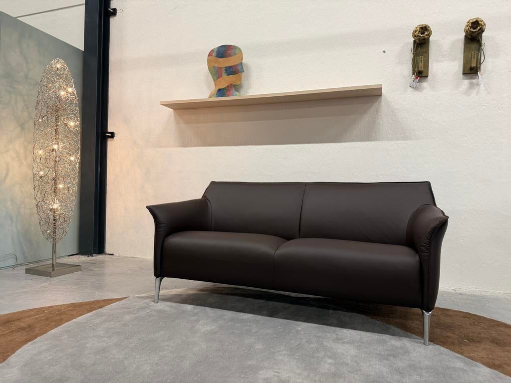 Nieuw Leolux Mayon Bank 2,5 zits bruin leer Design l173, Leolux, Ophalen of Verzenden, Rechte bank, Pode Evidence