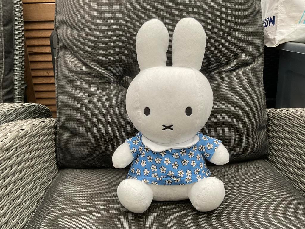 Nieuwe grote Nijntje knuffel met blauw jurkje 30/35cm, Ophalen, Nieuw, Kraamcadeau